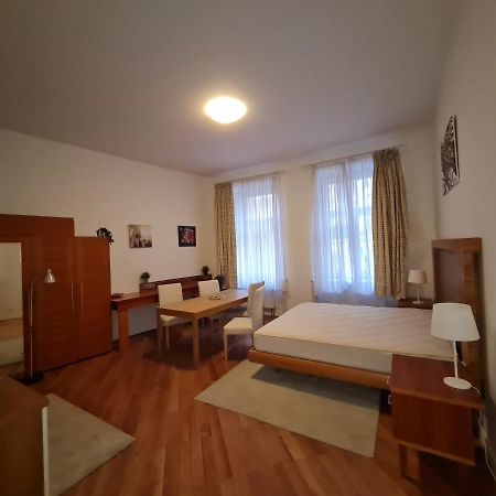 Astronomical Clock Apartments Prague Exterior photo