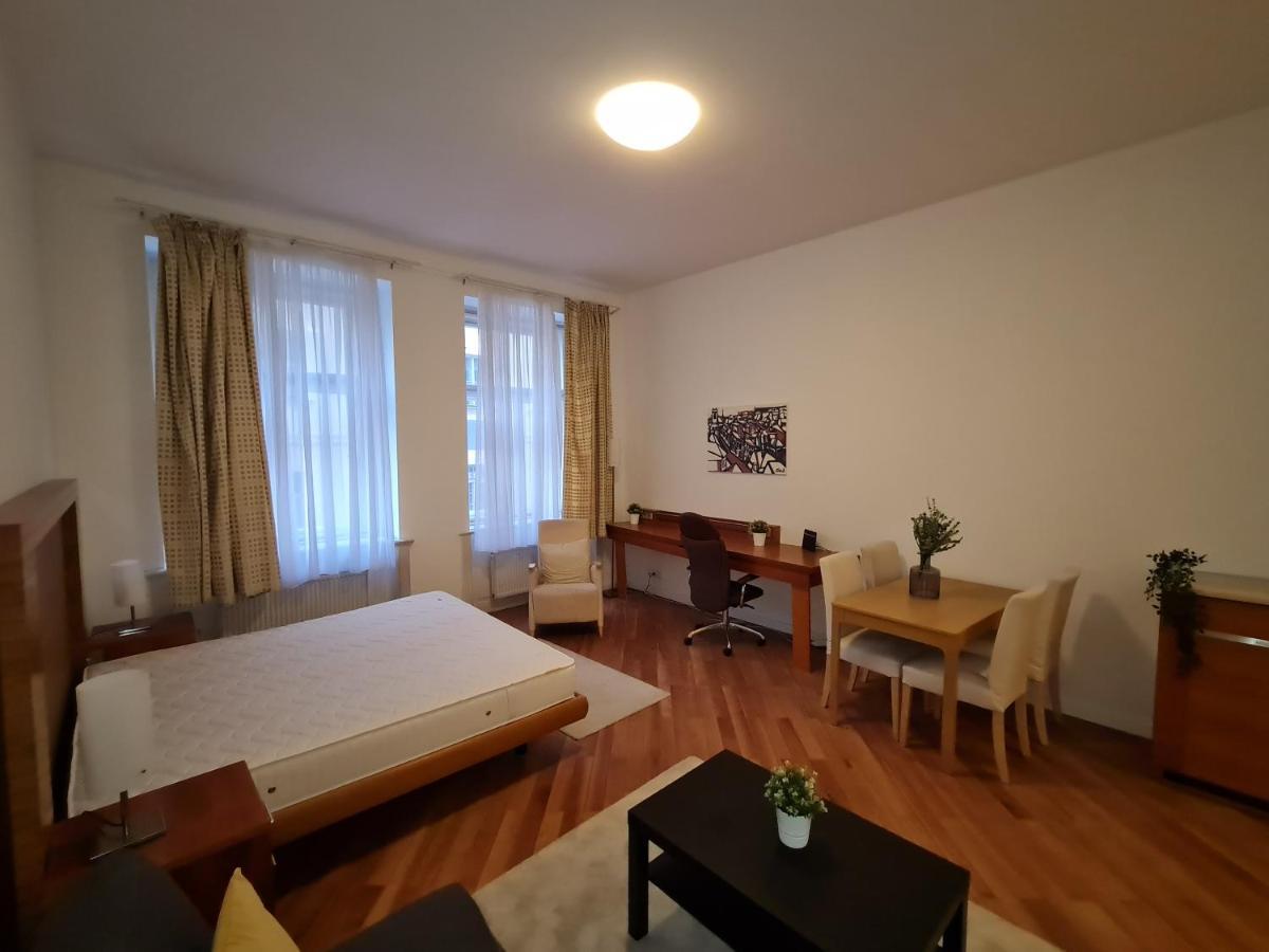 Astronomical Clock Apartments Prague Exterior photo